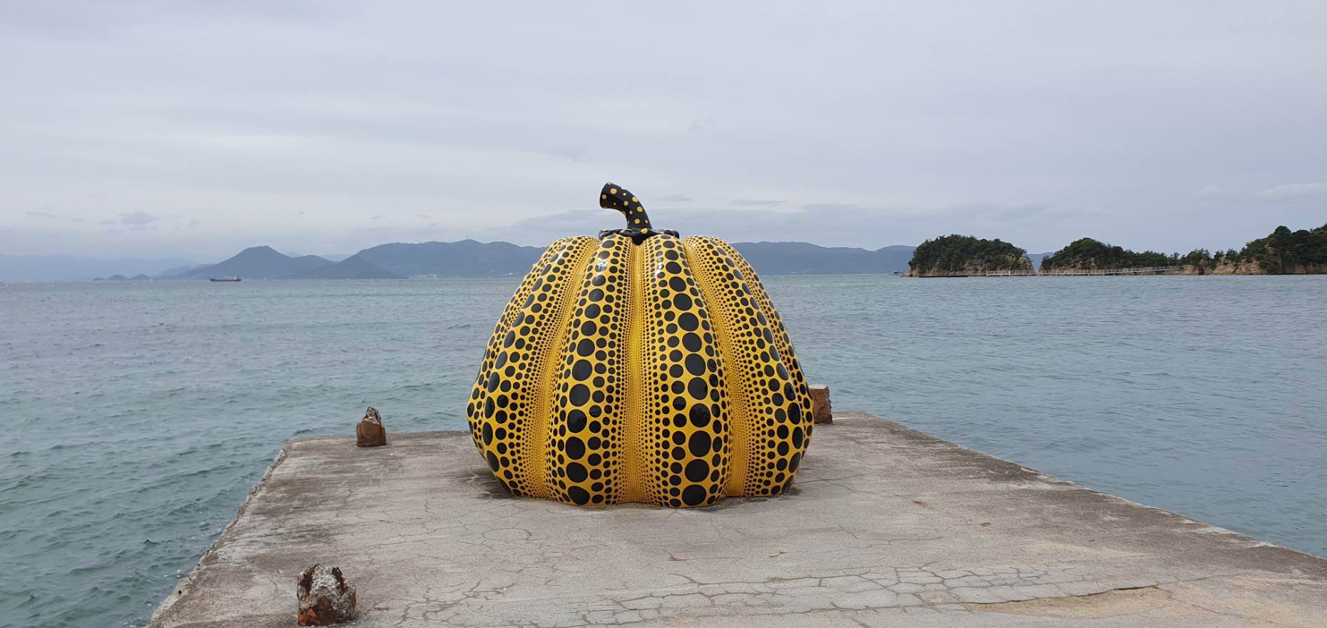 草間彌生在日本瀨戶內海直島的藝術品「<a href='https://ent.ebc.net.tw/search/tags/南瓜/' target='_blank'>南瓜</a>」，成為知名地標。（圖／林王祐攝影）