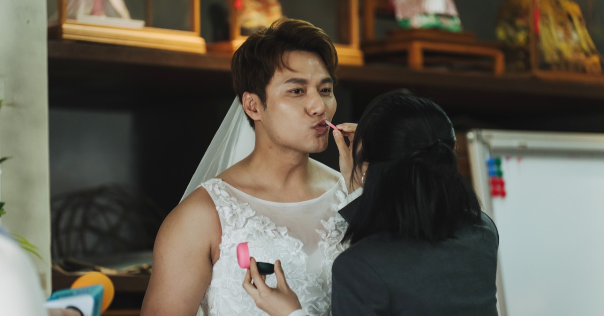 為了抱得美人歸，張睿家竟穿上新娘婚紗向柏妍樺求婚，浪漫橋段意外變爆笑名場面。（圖／民視）
