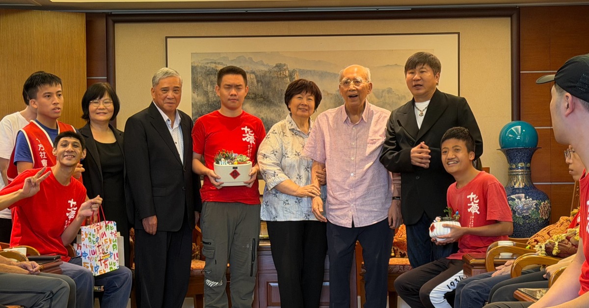 胡瓜和吳伯雄出席公益活動。（圖／十方啟能中心提供）