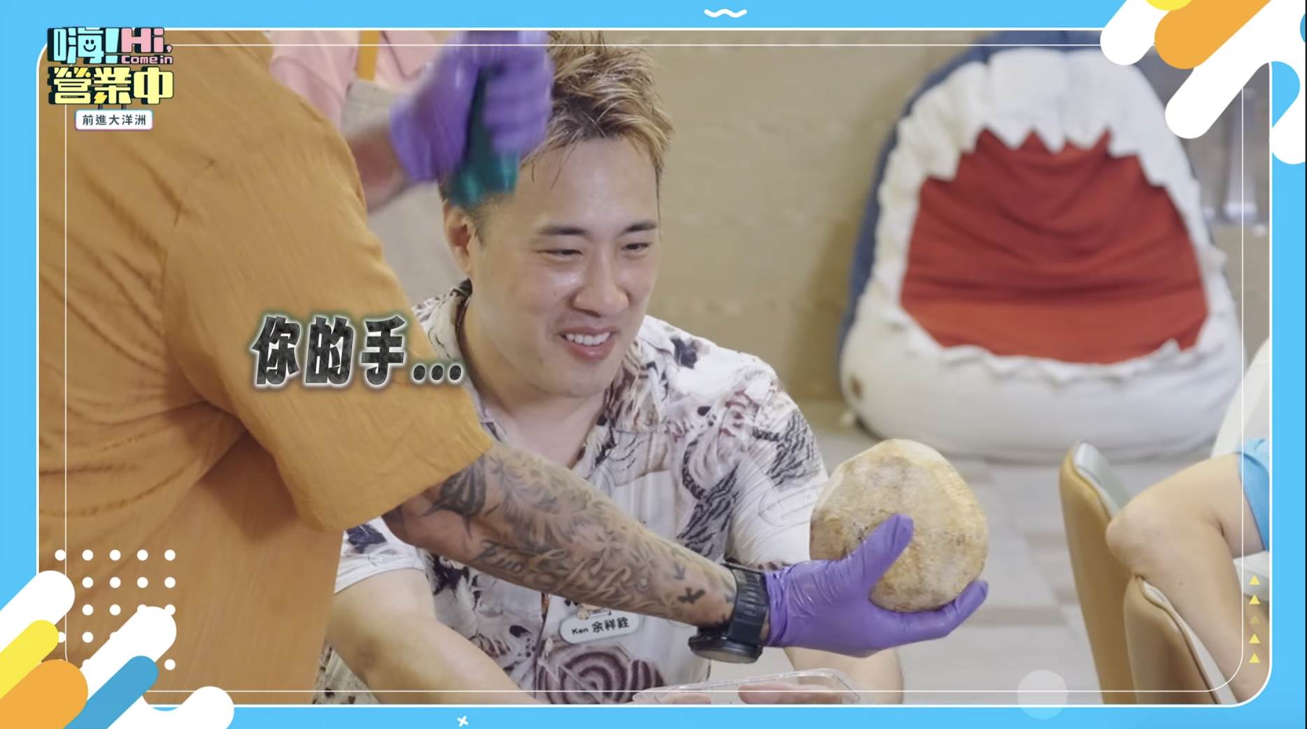 郭泓志拿大刀剖椰子。（圖／翻攝自臉書）