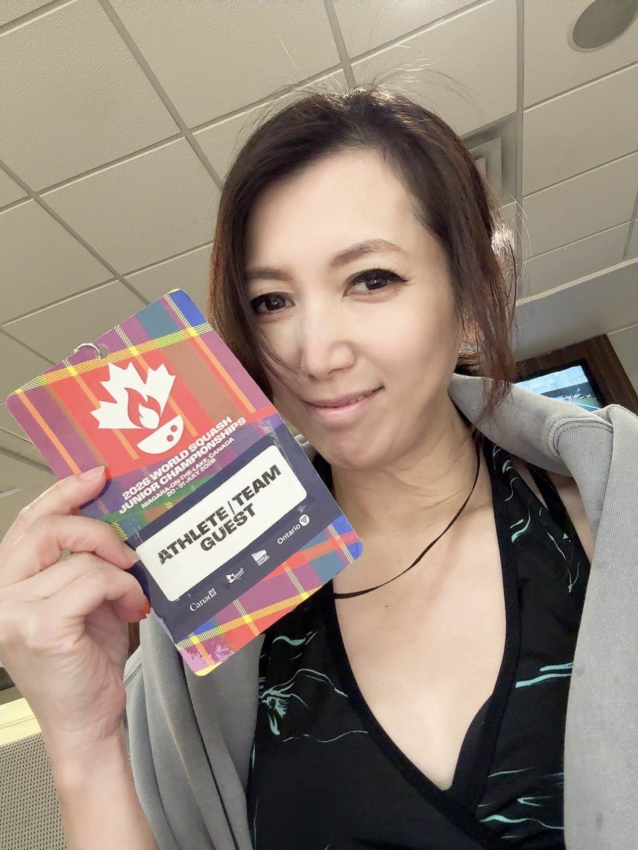 廖家儀化身孩子們的「最強體育後援」，世界各地征戰時都場邊全力加油打氣。（圖／民視）