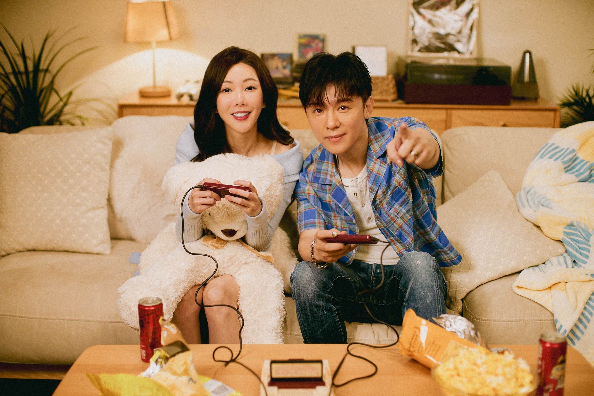 金志遙新歌MV與旗下藝人<a href='https://ent.ebc.net.tw/search/tags/楊婷婭/' target='_blank'>楊婷婭</a>一同重返九零年代。（圖／心動娛樂提供）