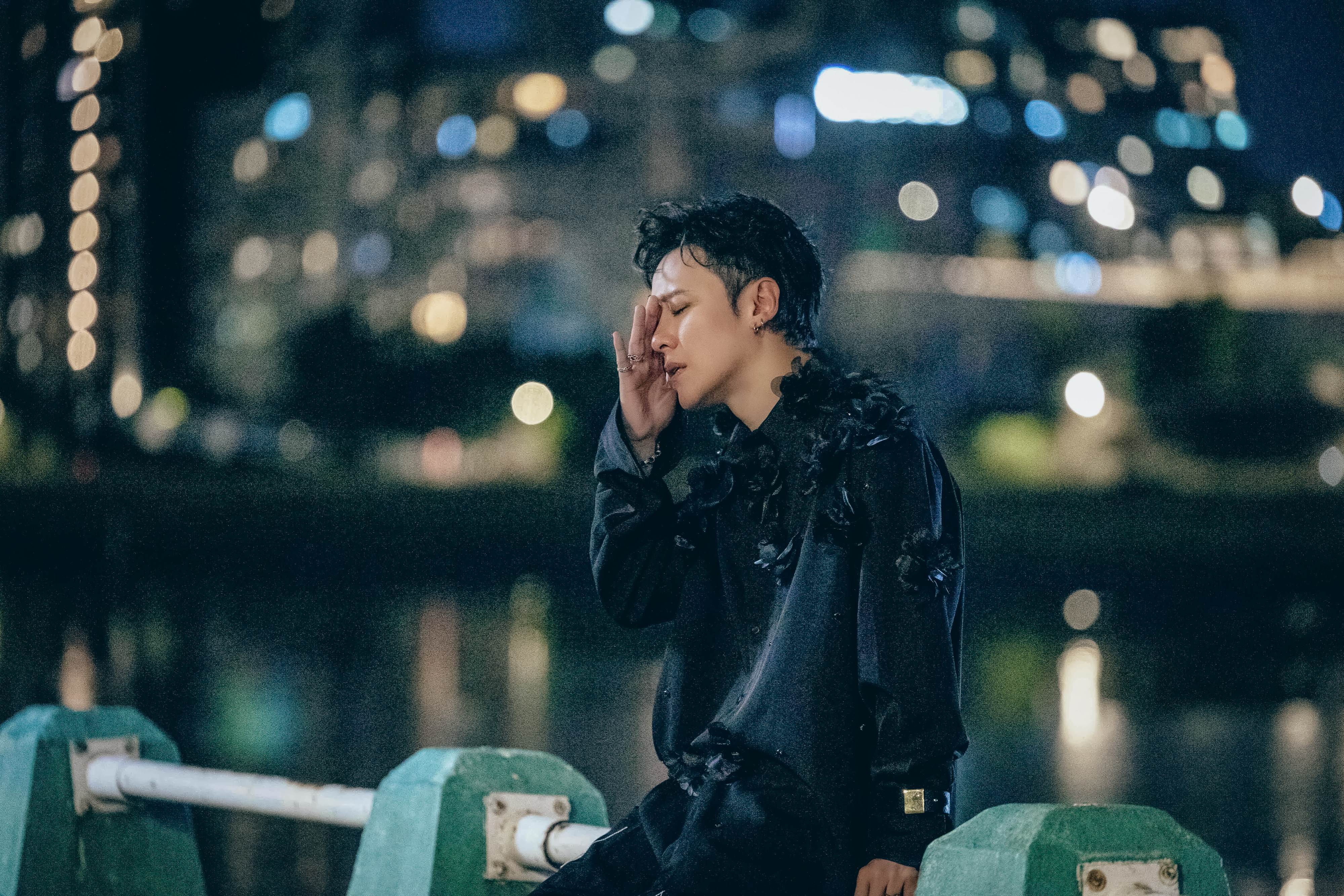 拍哭戲來真的！金志遙翻手機舊回憶當場潰堤。（圖／心動娛樂提供）