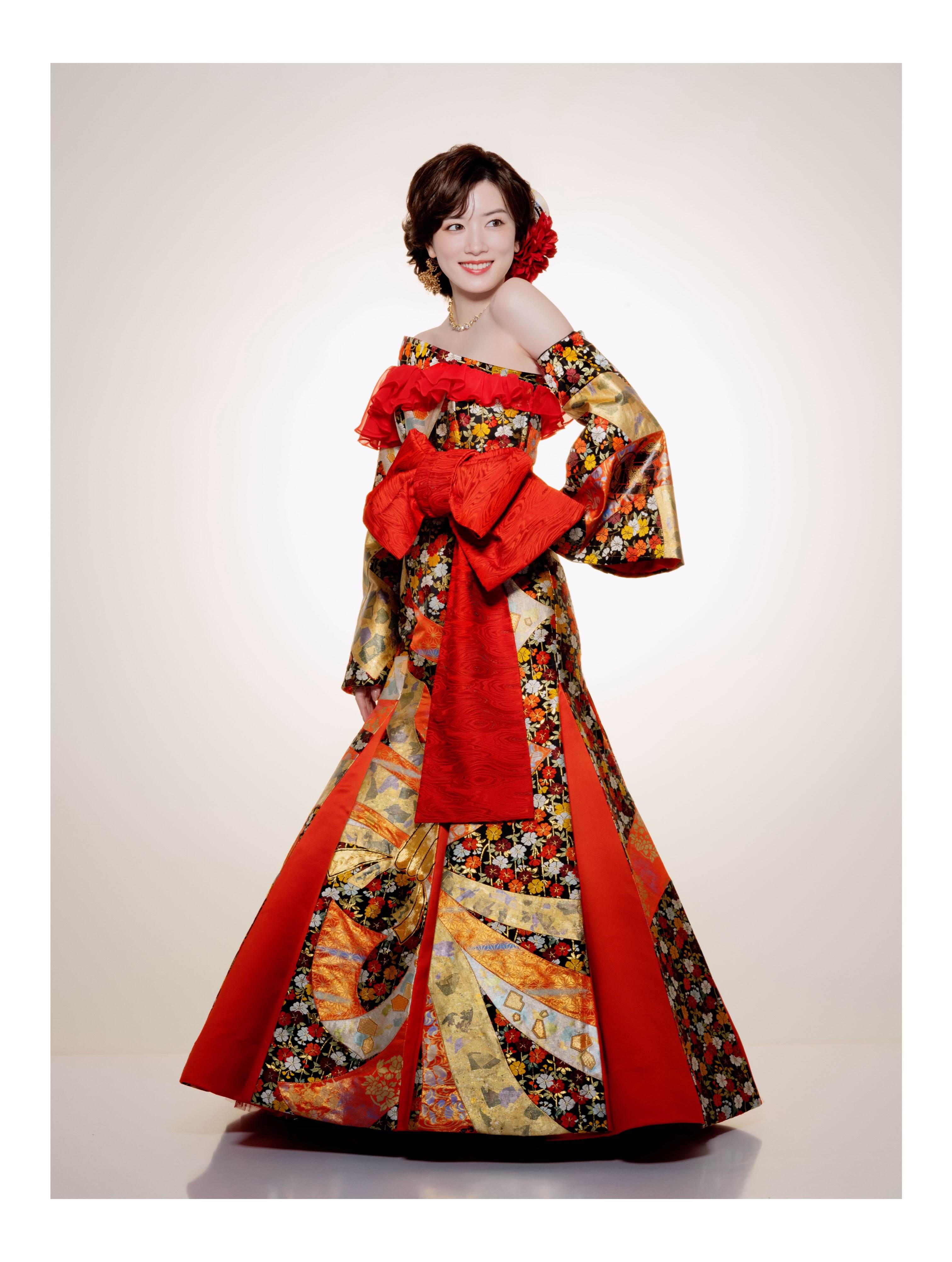 永野芽郁出演《ヒマチの嬢王》（暫譯：朝日町的孃王）中酒店女公關形象照曝光。（圖／翻攝自naganomei_staff IG）
