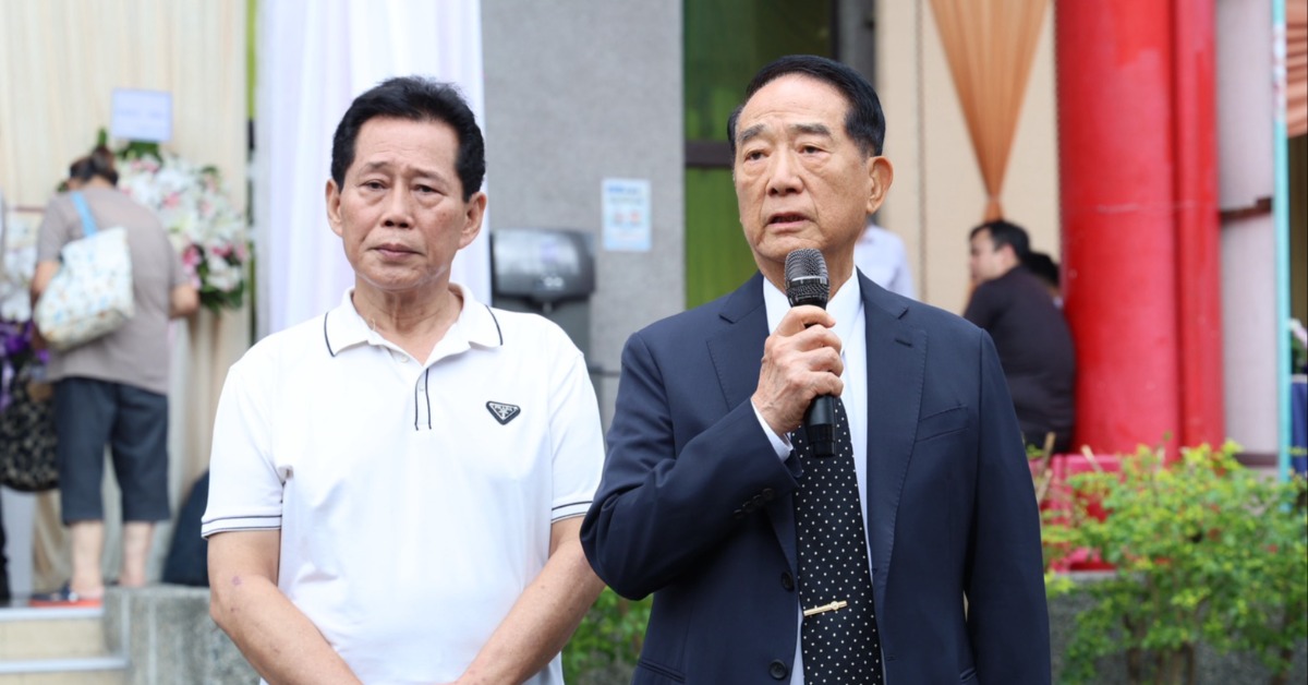 宋楚瑜（右）現身送別陳盈潔。（圖／東森娛樂）