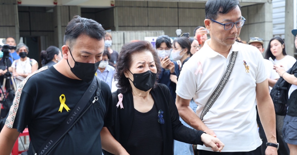 陳盈潔大姊（中）消瘦現身告別式。（圖／東森娛樂）