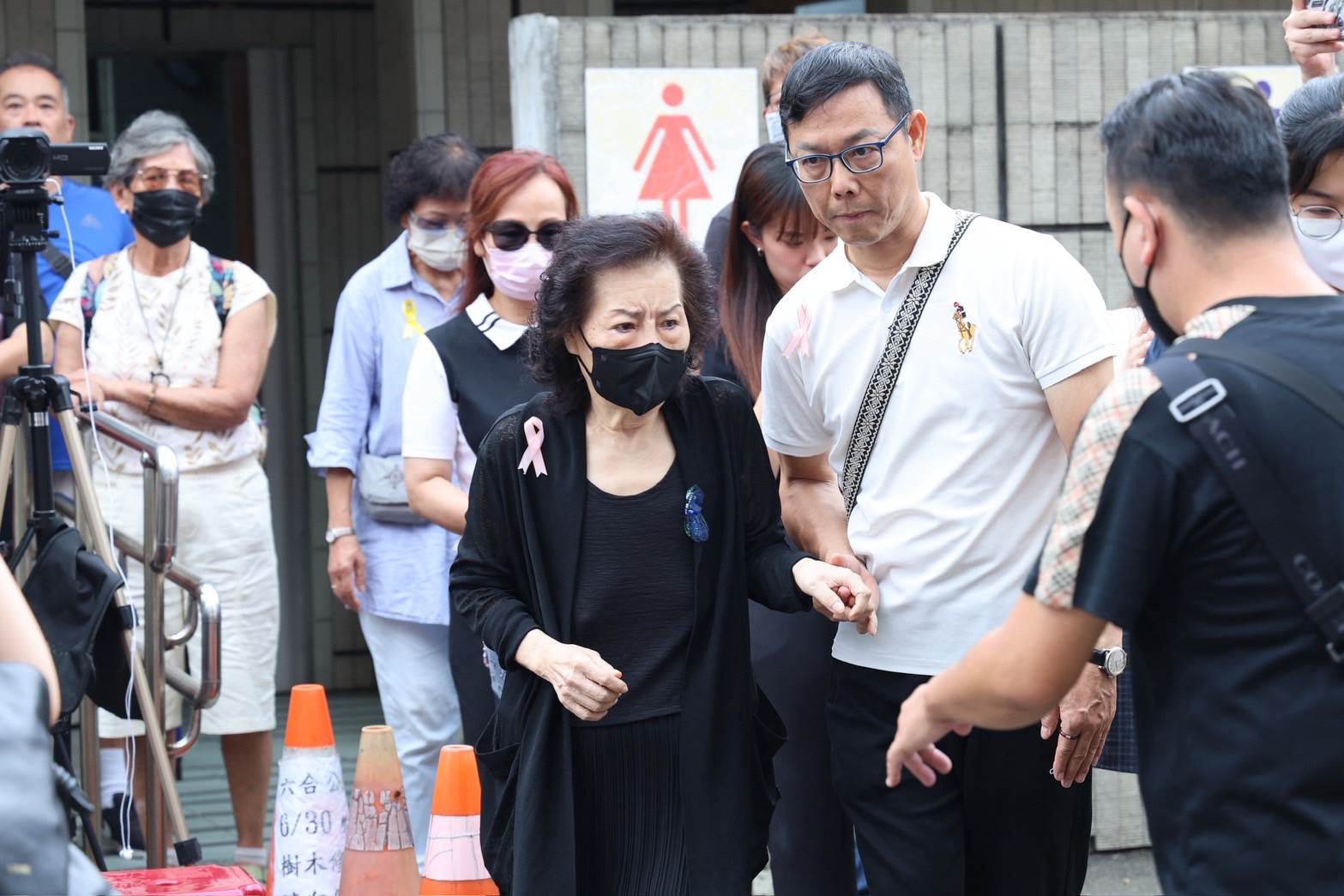 陳盈潔<a href='https://ent.ebc.net.tw/search/tags/大姊/' target='_blank'>大姊</a>神情哀戚現身送別。（圖／東森娛樂）