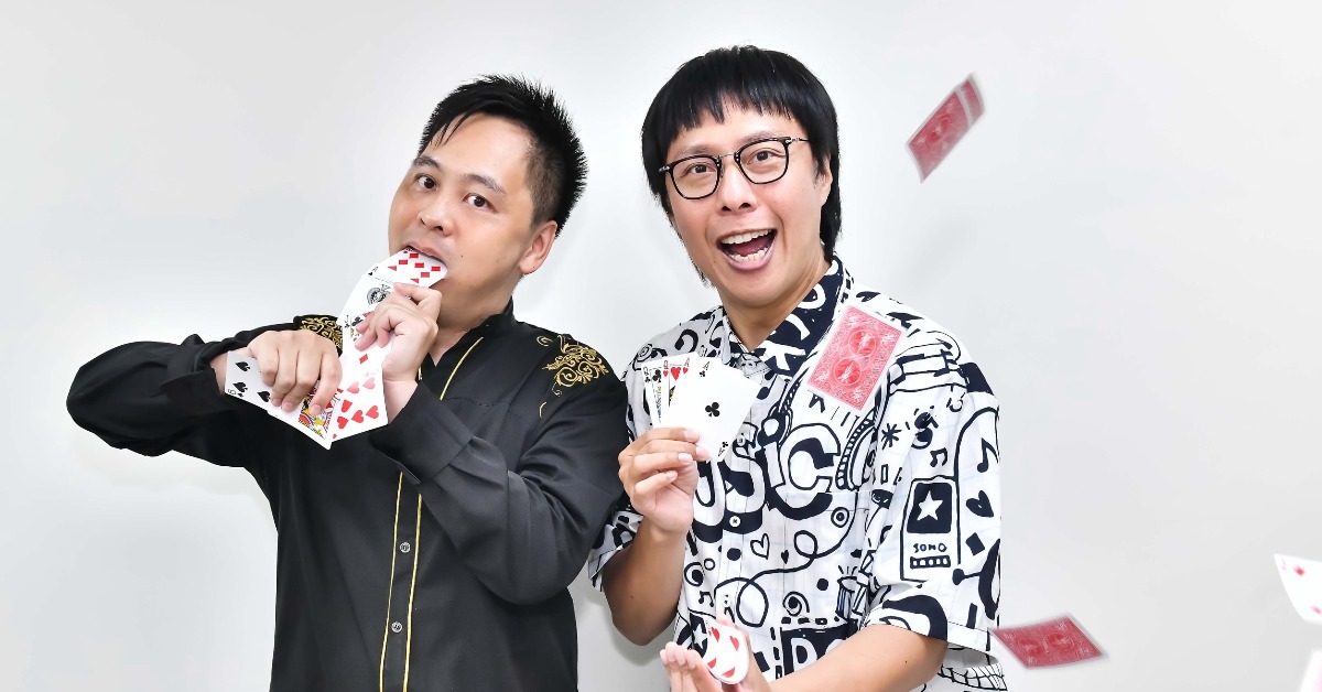 港仔台爸張啟樂拜師學藝，魔術大師黃信凱讚「魔術天份勝草爺」。（圖／紅心字會提供）