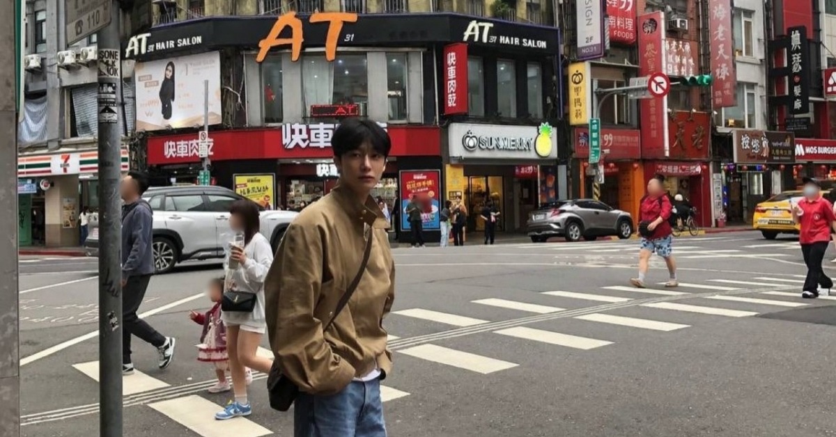 男星0偽裝現身西門町，連拍過照的電線杆都成為粉絲打卡景點。（圖／翻攝自IG@coenffl）