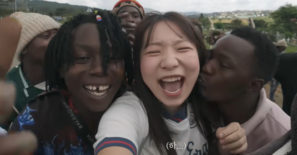 韓國女YouTuber獨闖非洲遭包圍「強吻亂摸」驚喊：不要碰我
