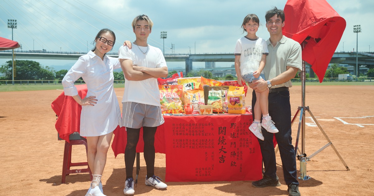 《野球鬥陣欸》殺青，左起黃舒湄、蘇俊陽、努拉、戴凱文。（圖／公視台語台）