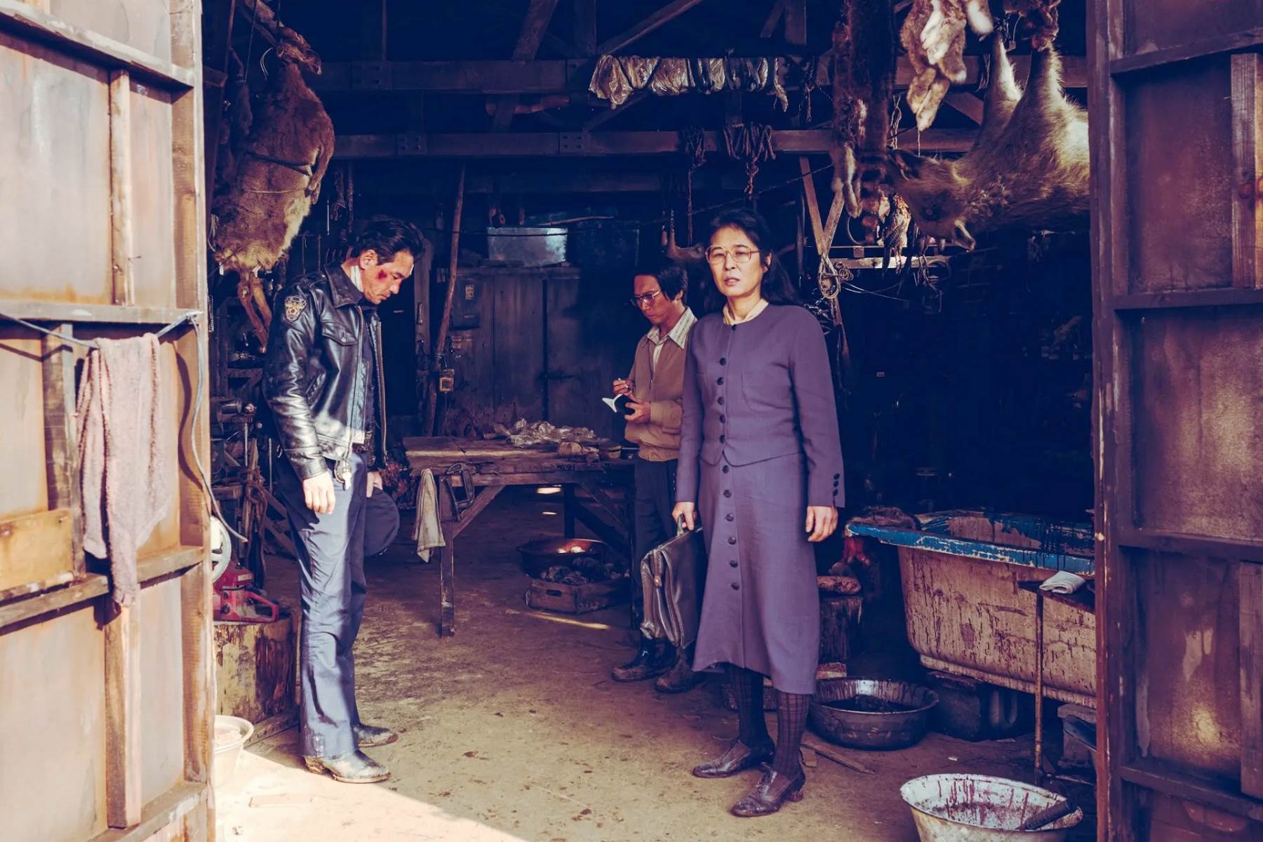 《希望：末日血戰》第三度與羅泓軫合作的<a href='https://ent.ebc.net.tw/search/tags/黃石正/' target='_blank'>黃石正</a>（右），在片中飾演解剖外星人的小鎮保健所長。（圖／采昌國際多媒體提供）