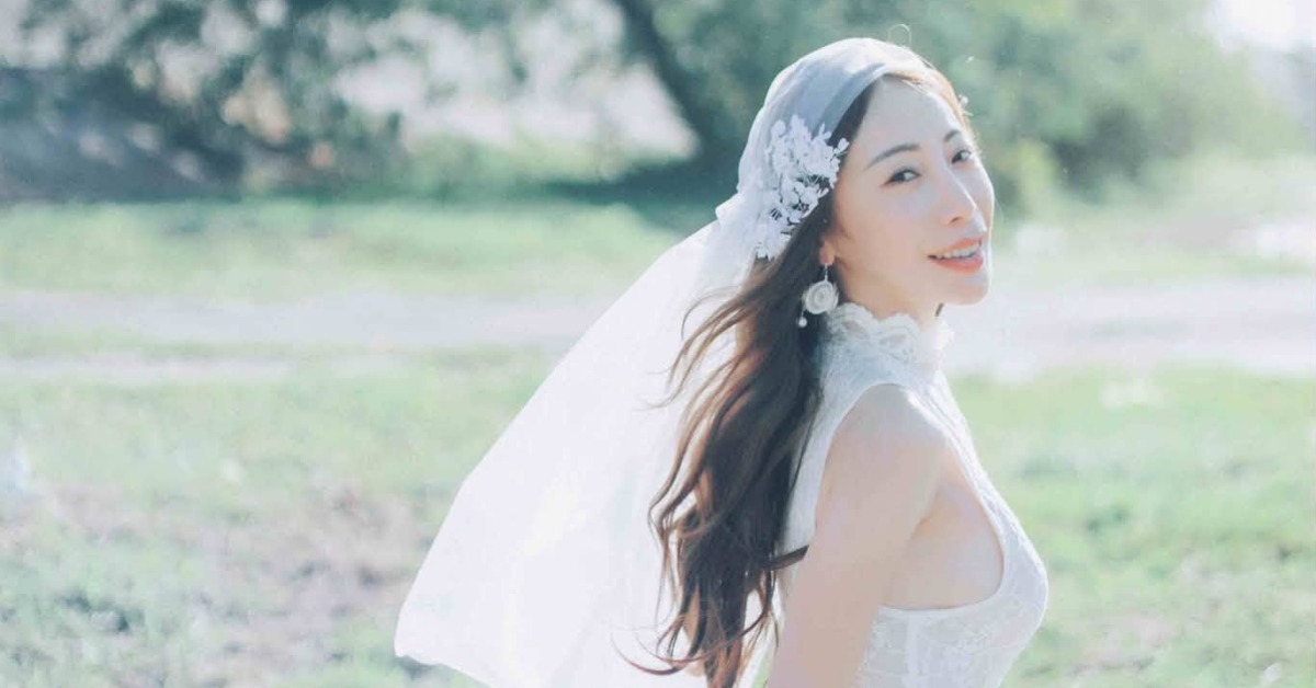 「登山女神」曾格爾突曬婚紗照。（圖／翻攝自曾格爾臉書）