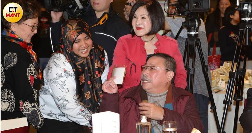 金馬影帝陳松勇晚年疾病纏身，日常生活起居全靠印尼籍看護Yuli照護，2人情同父女，其過世後送400萬遺產給Yuli。（圖／CTWANT）