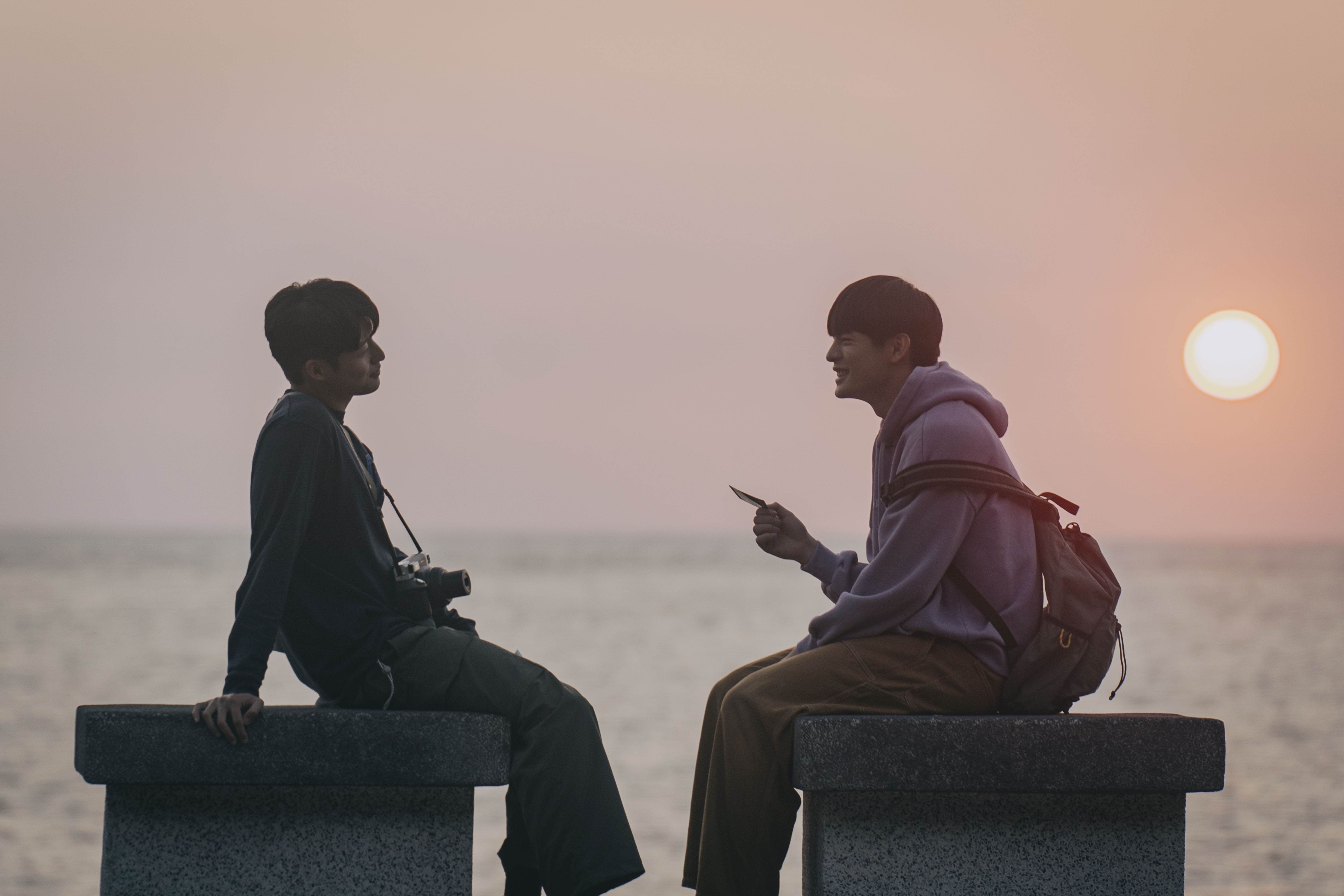 《整個世界,只有你連上了我》劉育仁與邱以太在高雄西子灣看夕陽談心 。(圖/瀚草影視)