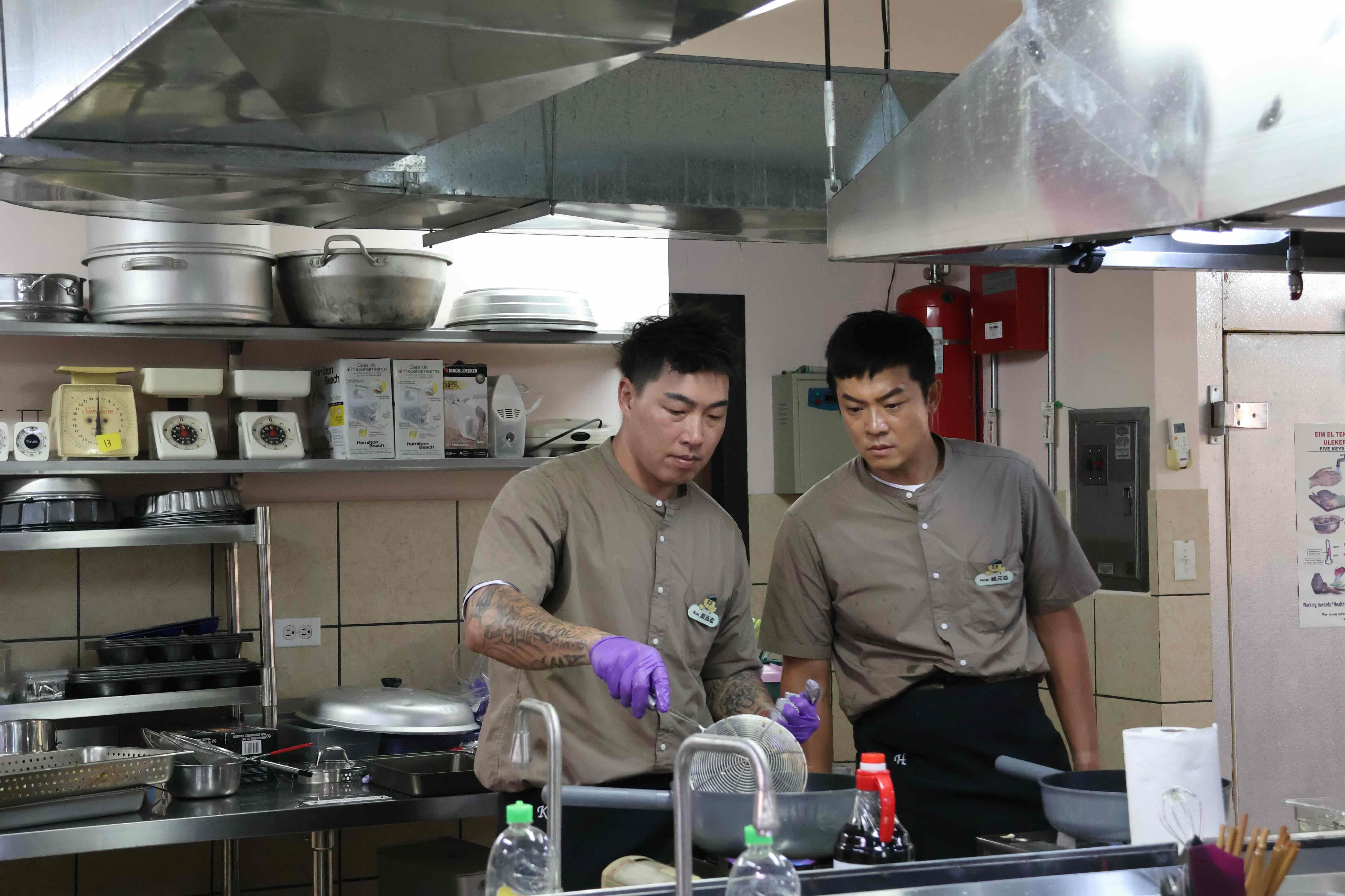 姚元浩頻頻在廚房盯場。（圖／好看娛樂提供）