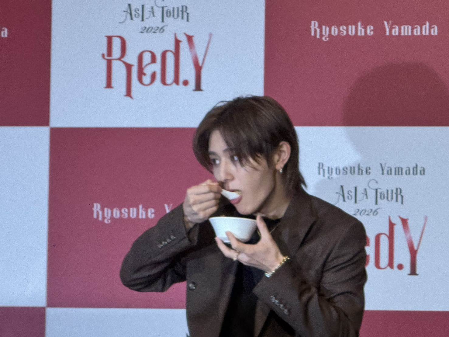 山田涼介品嚐鹹豆漿，被好吃到狂讚。（圖／記者楊雅芸攝）