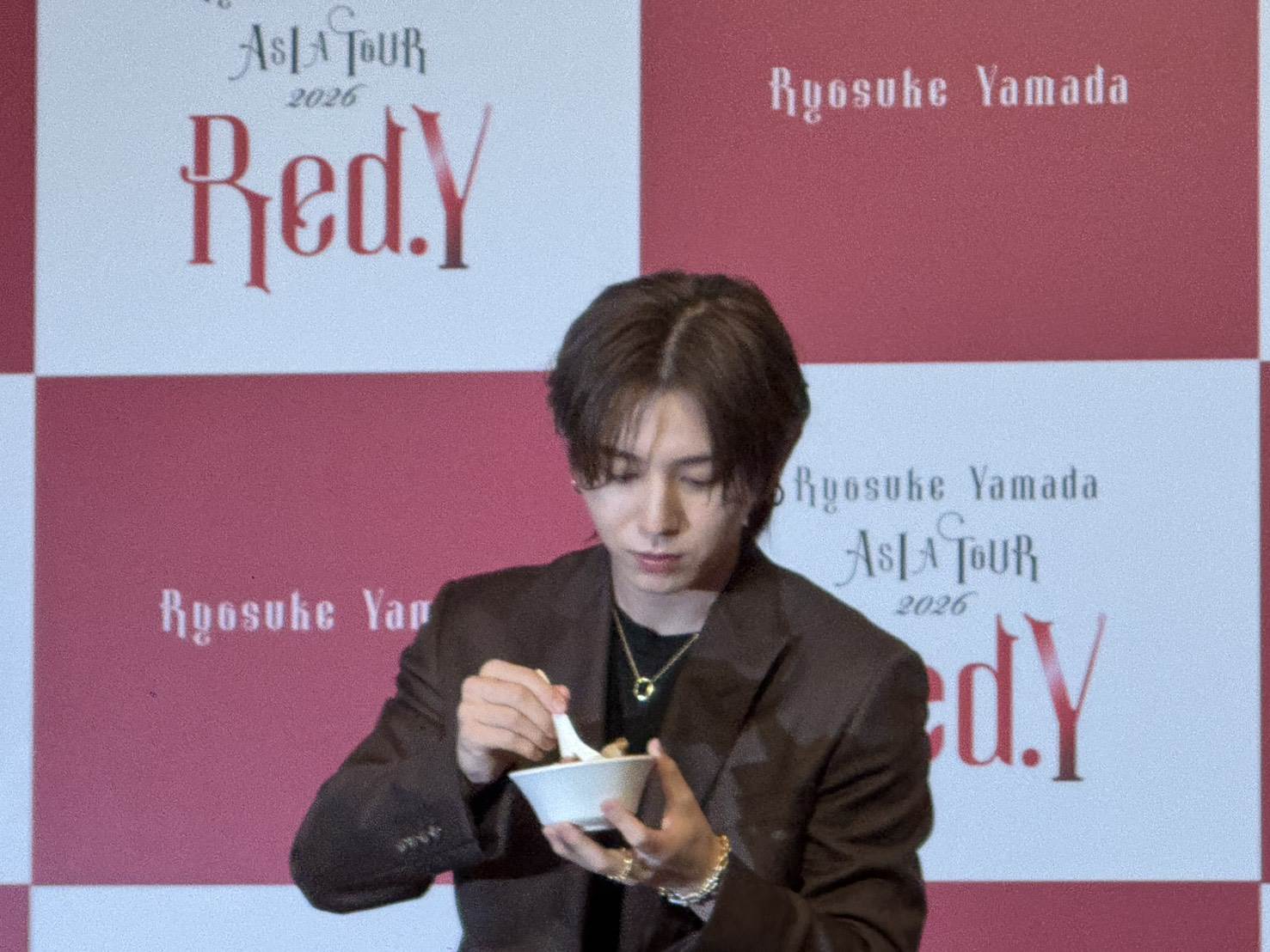 山田涼介品嚐鹹豆漿，被好吃到狂讚。（圖／記者楊雅芸攝）