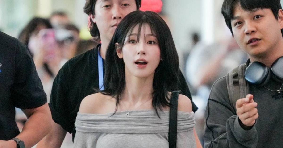 女團i-dle成員薇娟抵達小港機場。（圖／讀者提供）