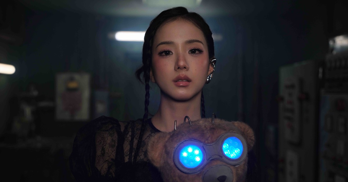Jisoo與「CLICK 熊」共同主演MV。（圖／華納音樂提供）