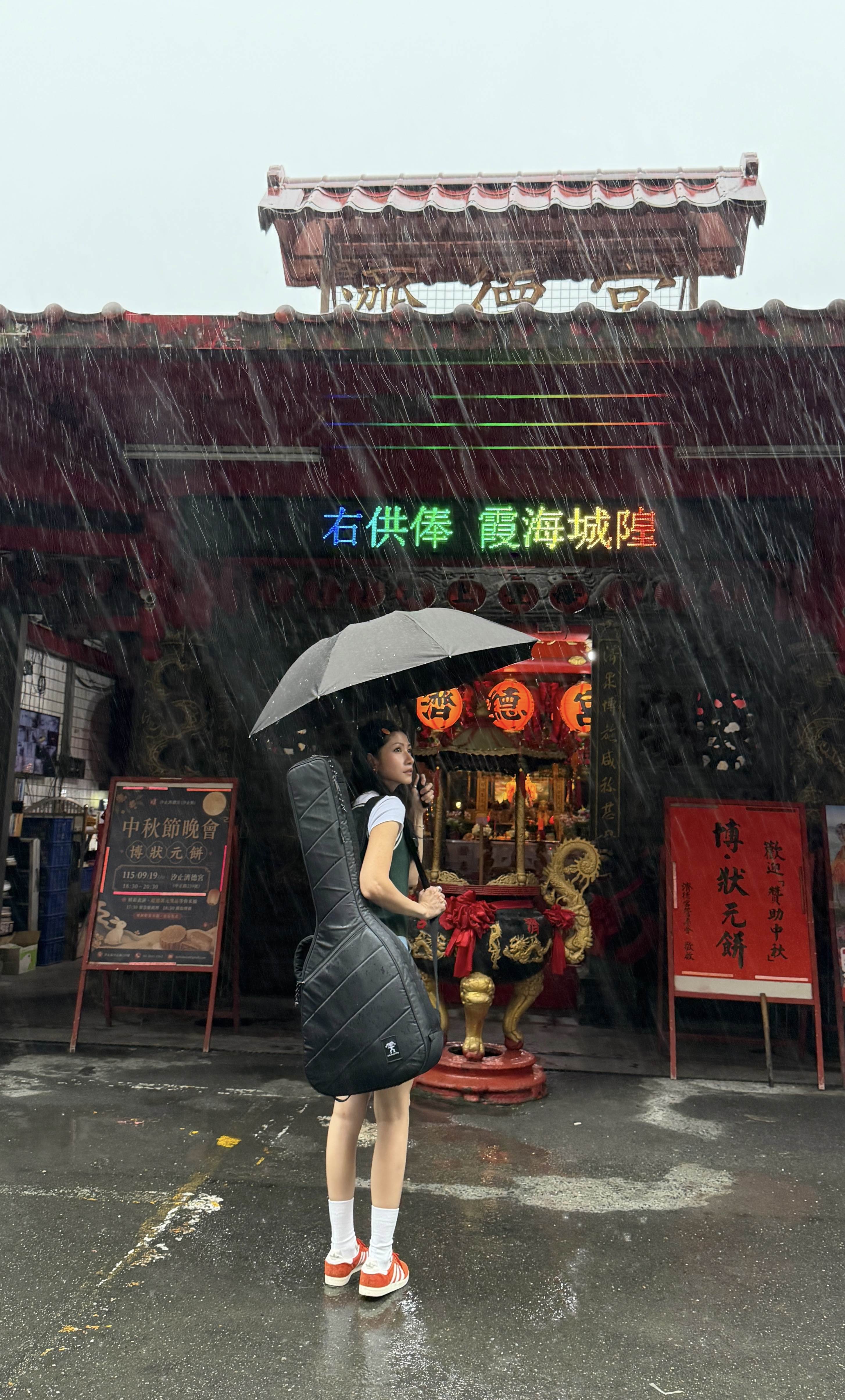 李千娜冒著風雨特別到劇中拍攝的主要場景之一汐止濟德宮。（圖／環球音樂提供）