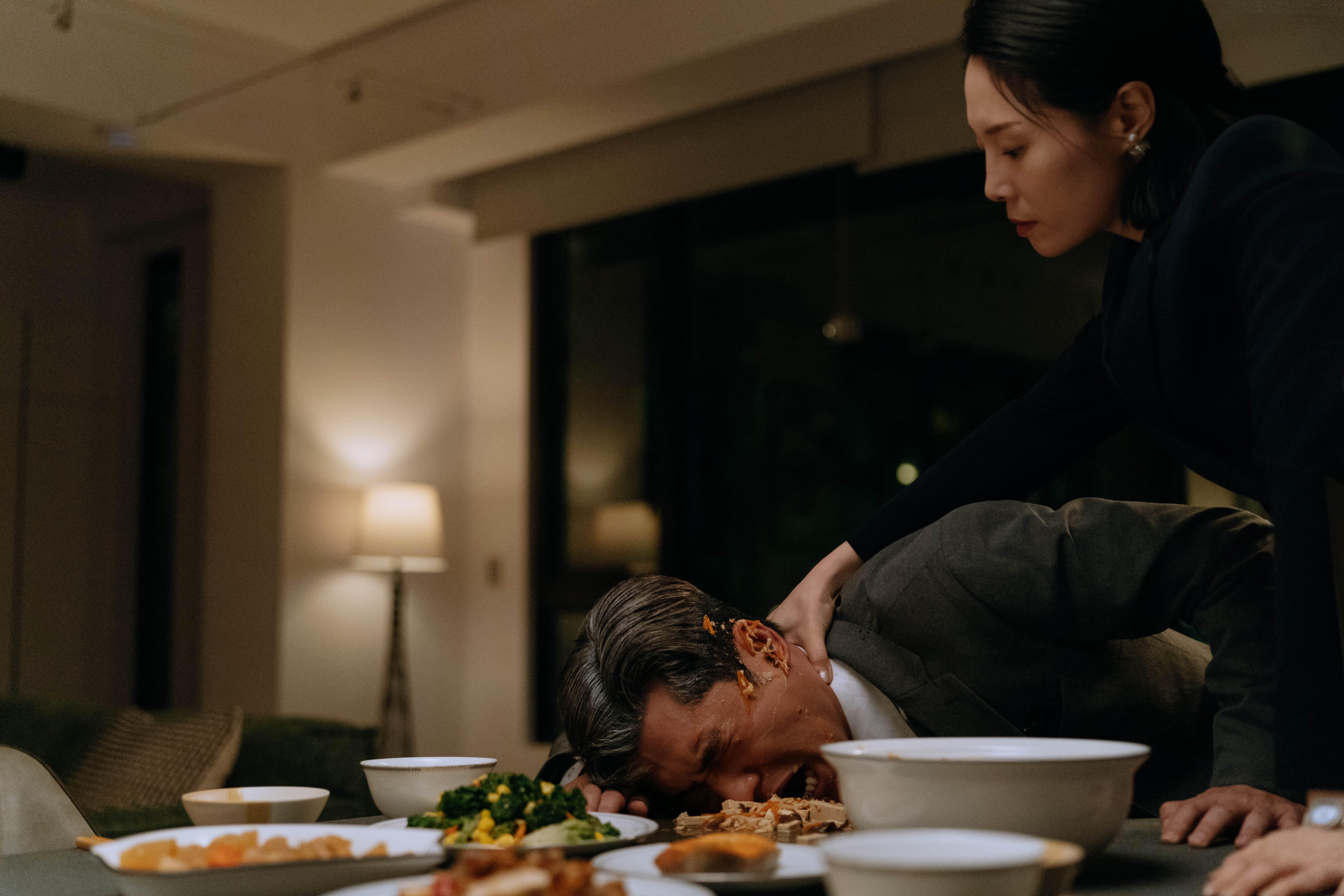 <a href='https://ent.ebc.net.tw/search/tags/黃迪揚/' target='_blank'>黃迪揚</a>（下）飾演的邱隆泰在最後階段慘遭飾演老婆的蔡亘晏絕地大反撲。（圖／瀚草影視）