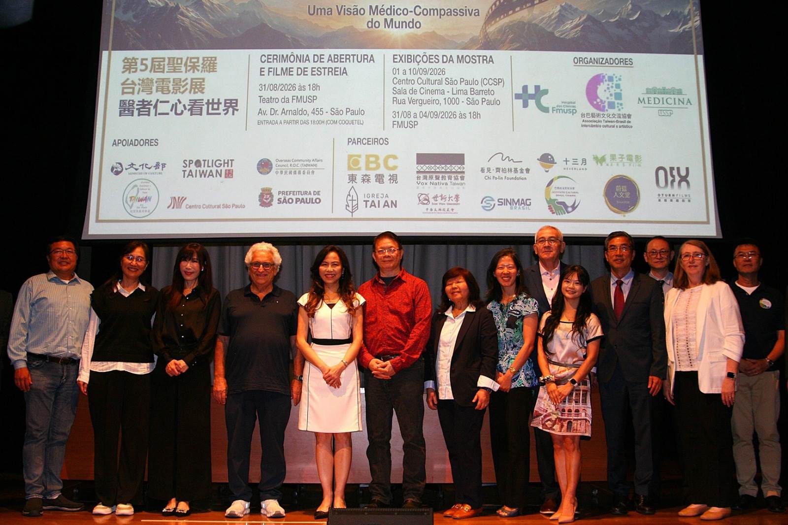 第5屆聖保羅台灣電影展開幕式後，導演舒夢蘭（左3）與聖保羅大學醫學院代表青木教授（左7）、各國駐聖保羅外交代表，及策展人謝如欣（右5）等貴賓合影留念。（圖／東森新聞）