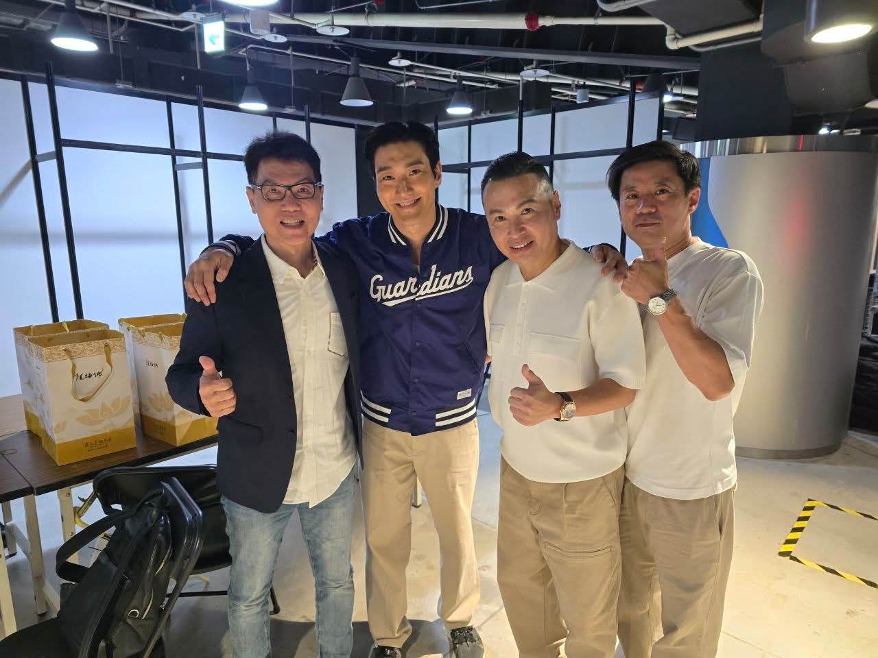 始源（左二）與鼎王董事長陳世明（左一）合照。（圖／翻攝自始源 Threads）