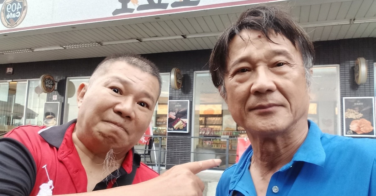 演活濟公一角的周明增（左）與資深男星吳帆合照。（圖／翻攝自吳帆 一帆風順臉書）