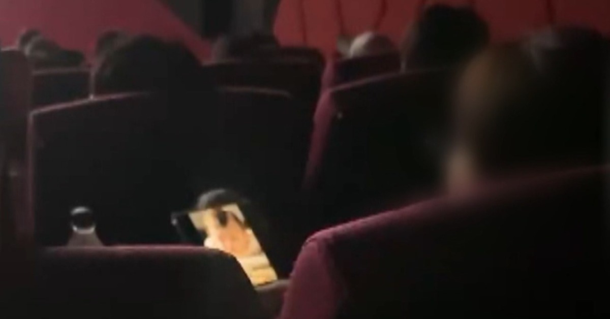 《奧德賽》耗資上億美元打造，觀眾卻低頭追AI短劇2小時，遭後排民眾蒐證批誇張。（圖／東森娛樂）