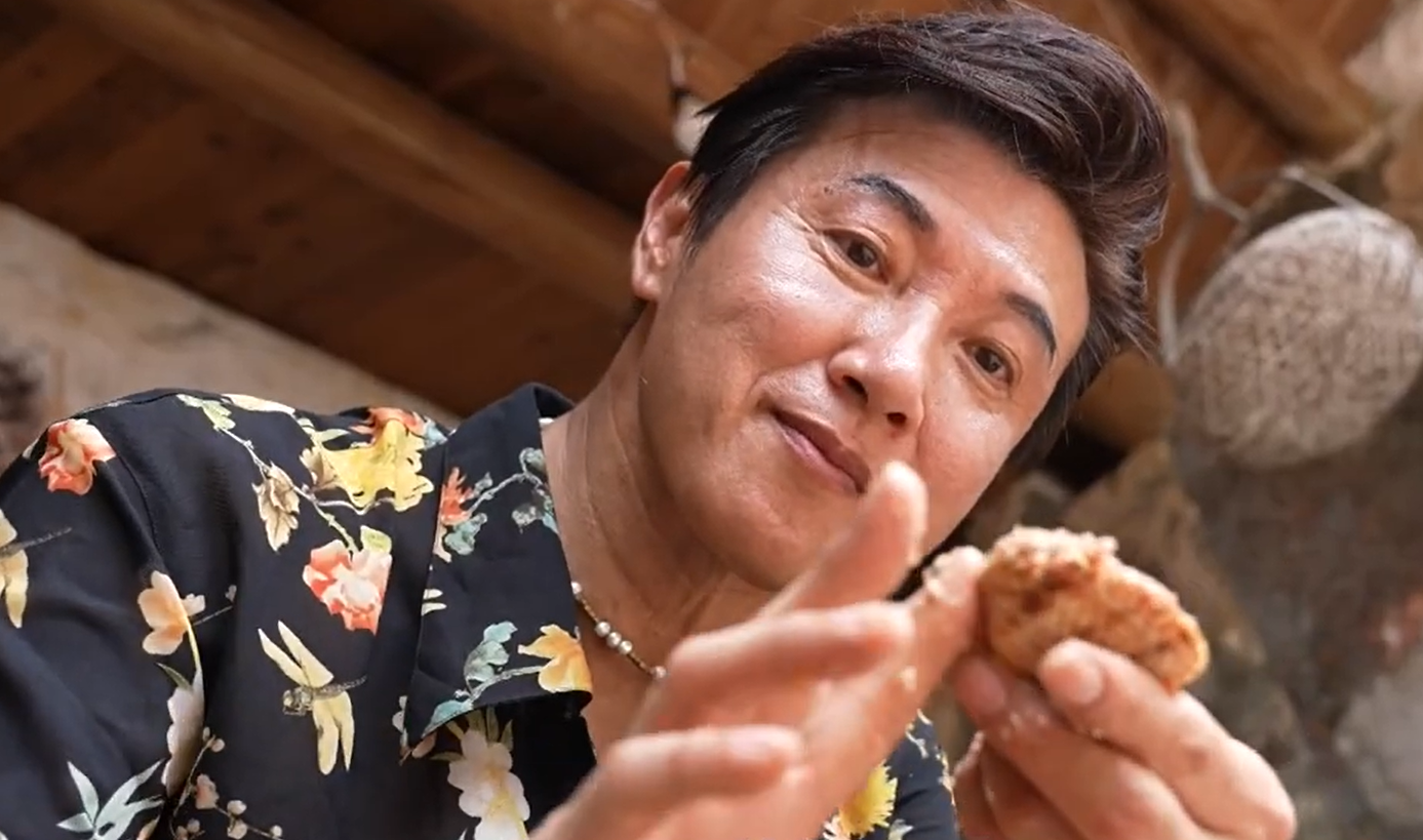 陳鴻利用澎湖在地食材，做創意料理。(圖／公視台語台提供)