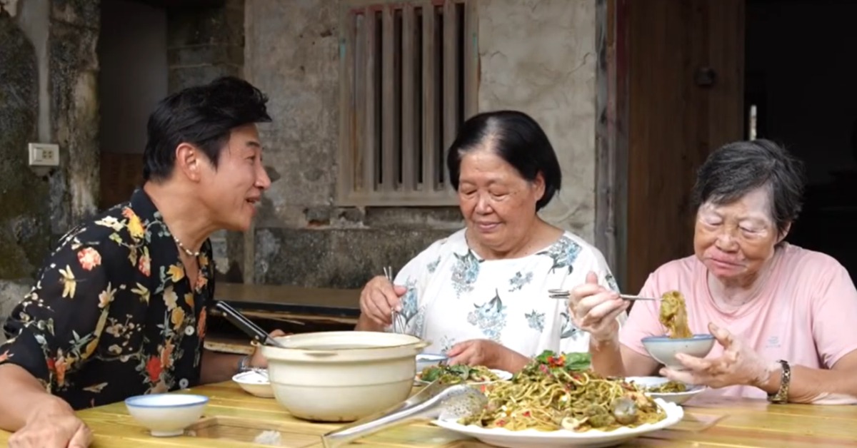陳鴻向兩位阿媽介紹創意料理靈感來源。(圖／公視台語台提供)