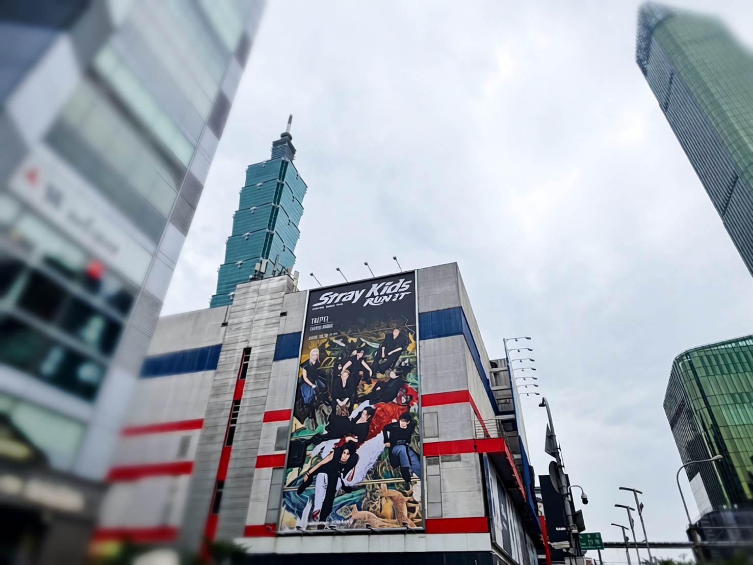 信義區突上 Stray Kids 超巨型看板。（圖／Live Nation Taiwan 提供）