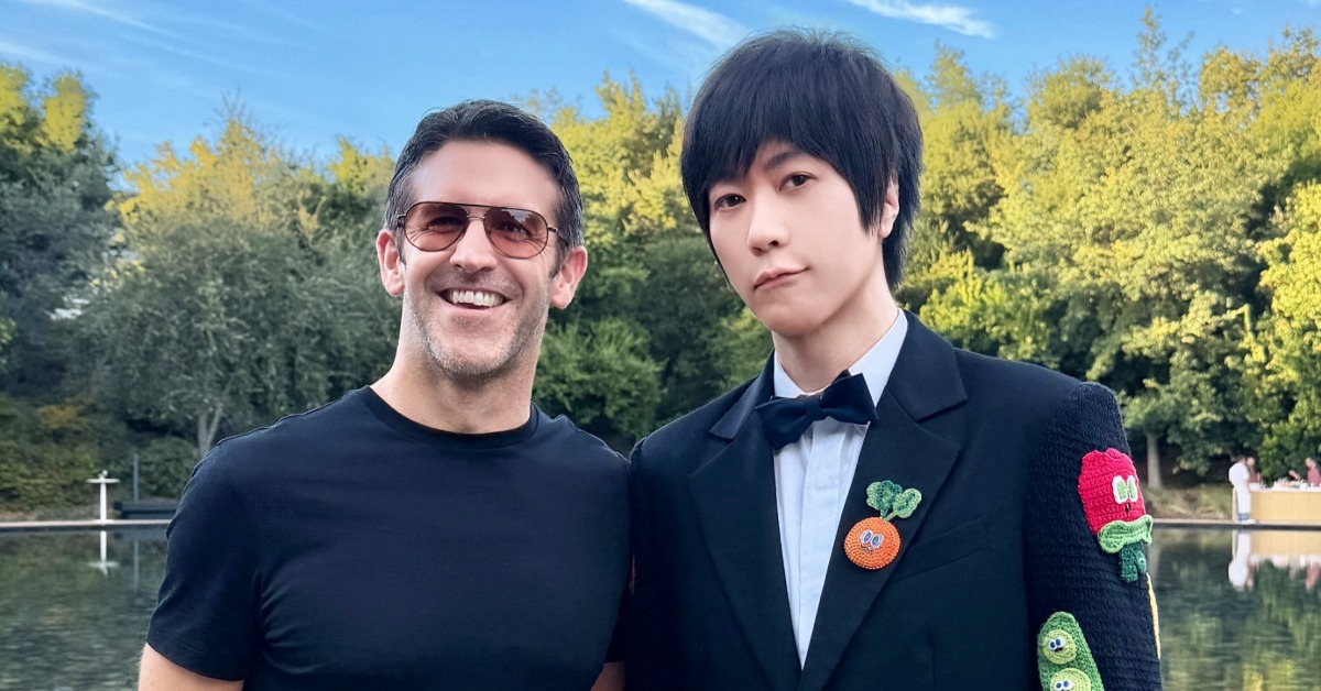 五月天主唱阿信PO出與蘋果新任CEO特納斯（John Ternus）的合照。（圖／翻攝自阿信Threads）