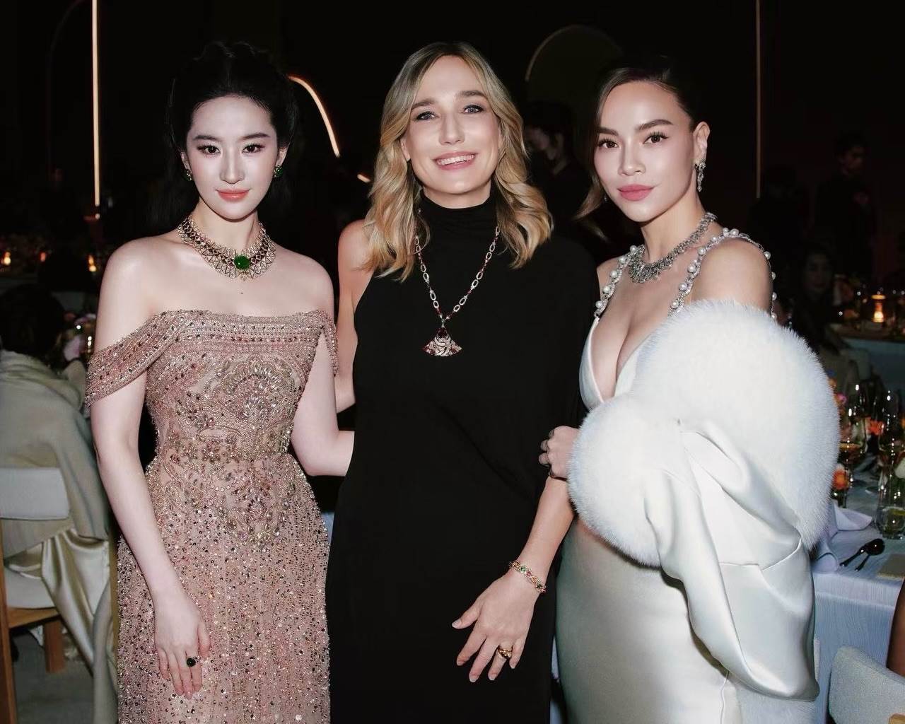 劉亦菲、品牌CEO和越南女星胡玉荷合照。（圖／翻攝自胡玉荷 IG）