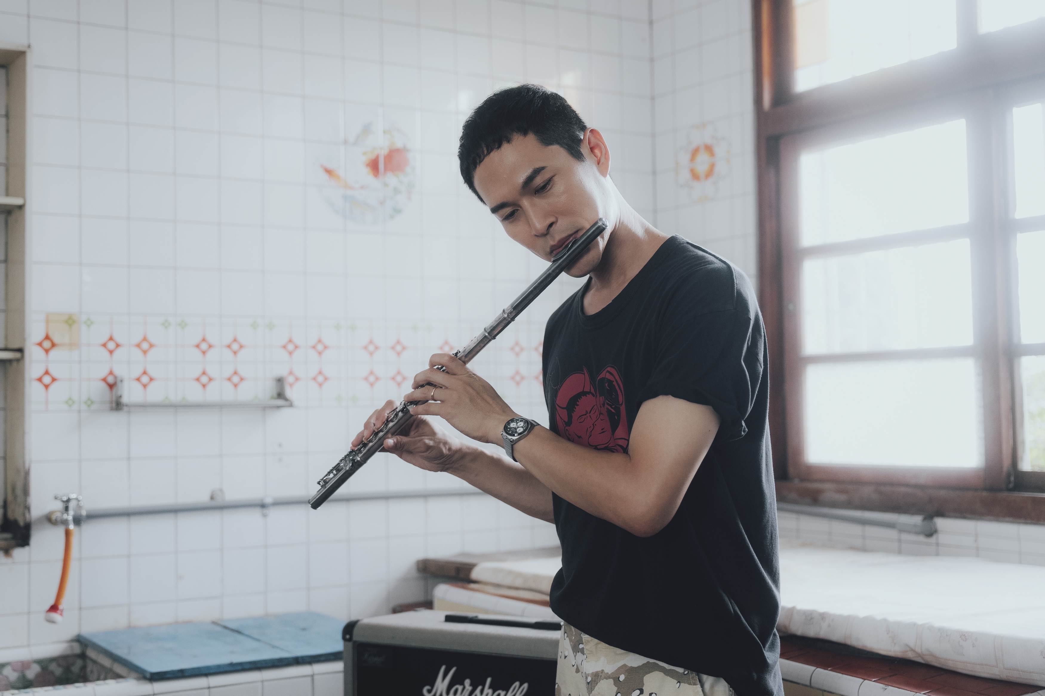 阿奎塵封近30年長笛重出江湖！宇宙人〈Dear You〉驚喜彩蛋親自吹奏。（圖／相信音樂提供）