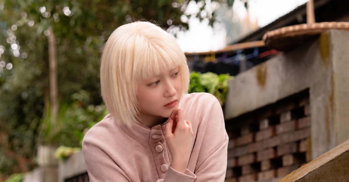 關曉彤《生逢其時》詮釋白化症女孩成長歷程。（圖／iQIYI）