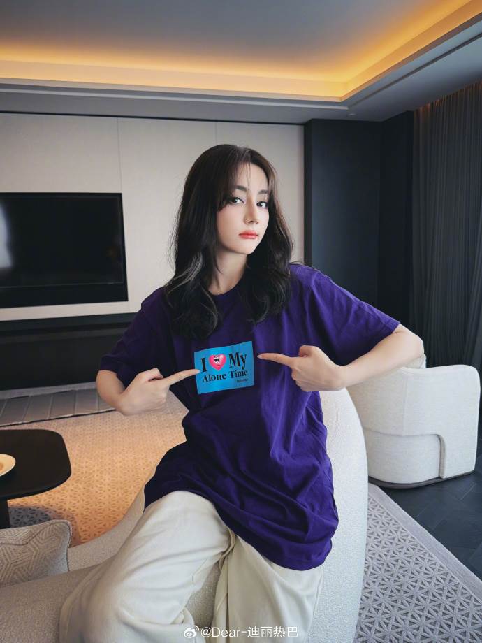 迪麗熱巴身穿印著「I ♡ My Alone Time」的紫色T恤,還特別用手指指著英文字,被認為在表達自己單身。(圖/翻攝自迪麗熱巴微博)