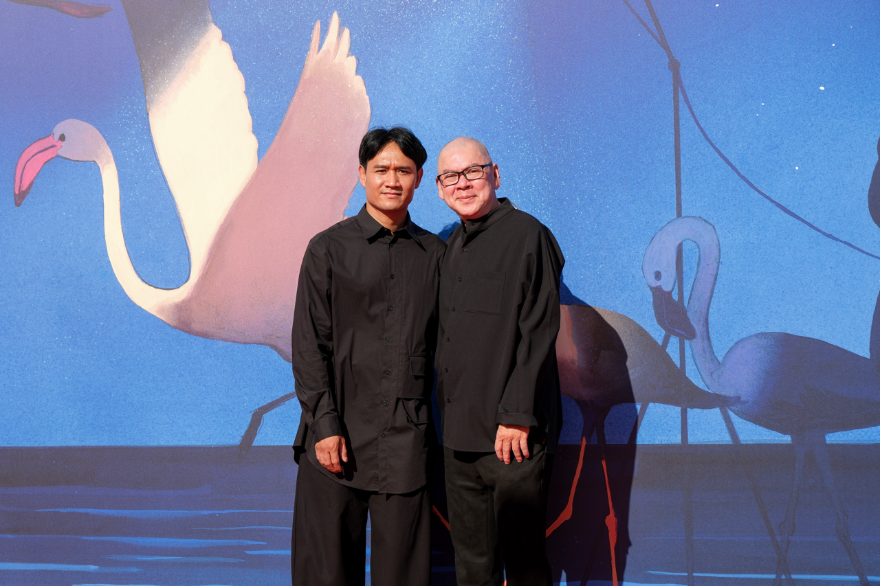 《微塵》威尼斯影展首映紅毯現場，蔡明亮與演員亞儂弘尚希合影。（圖／汯呄霖電影）