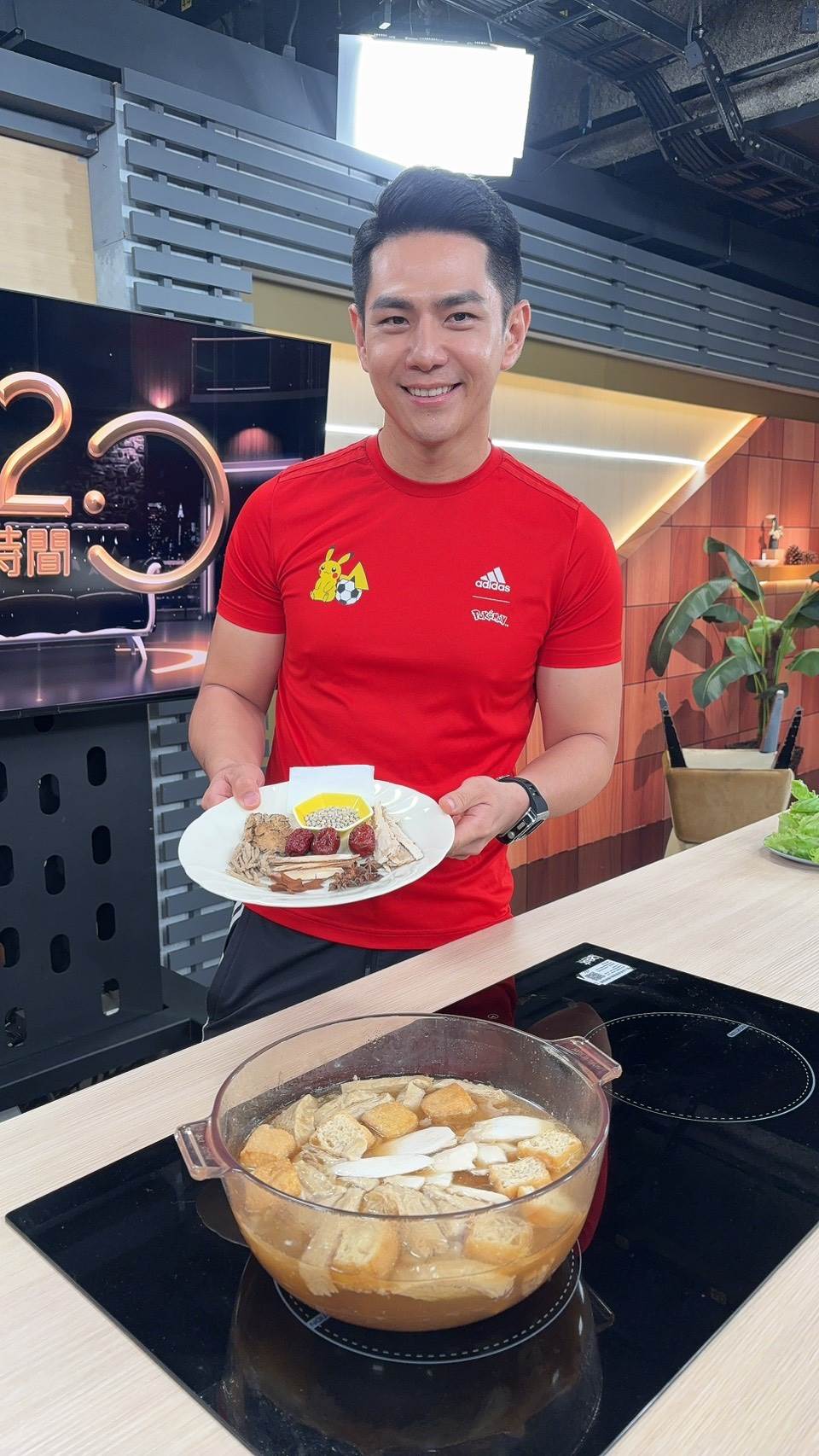 祖雄特別準備祖傳肉骨茶與來賓分享。（圖／年代提供）