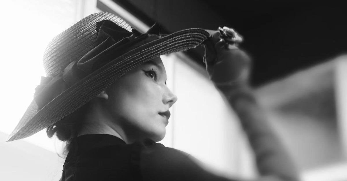 紀培慧挑戰真人轉描動畫《歡迎來到朵莉之家》，演出「朵莉夫人」一角，先實景拍攝再轉描成2D角色。（圖／深空天體）