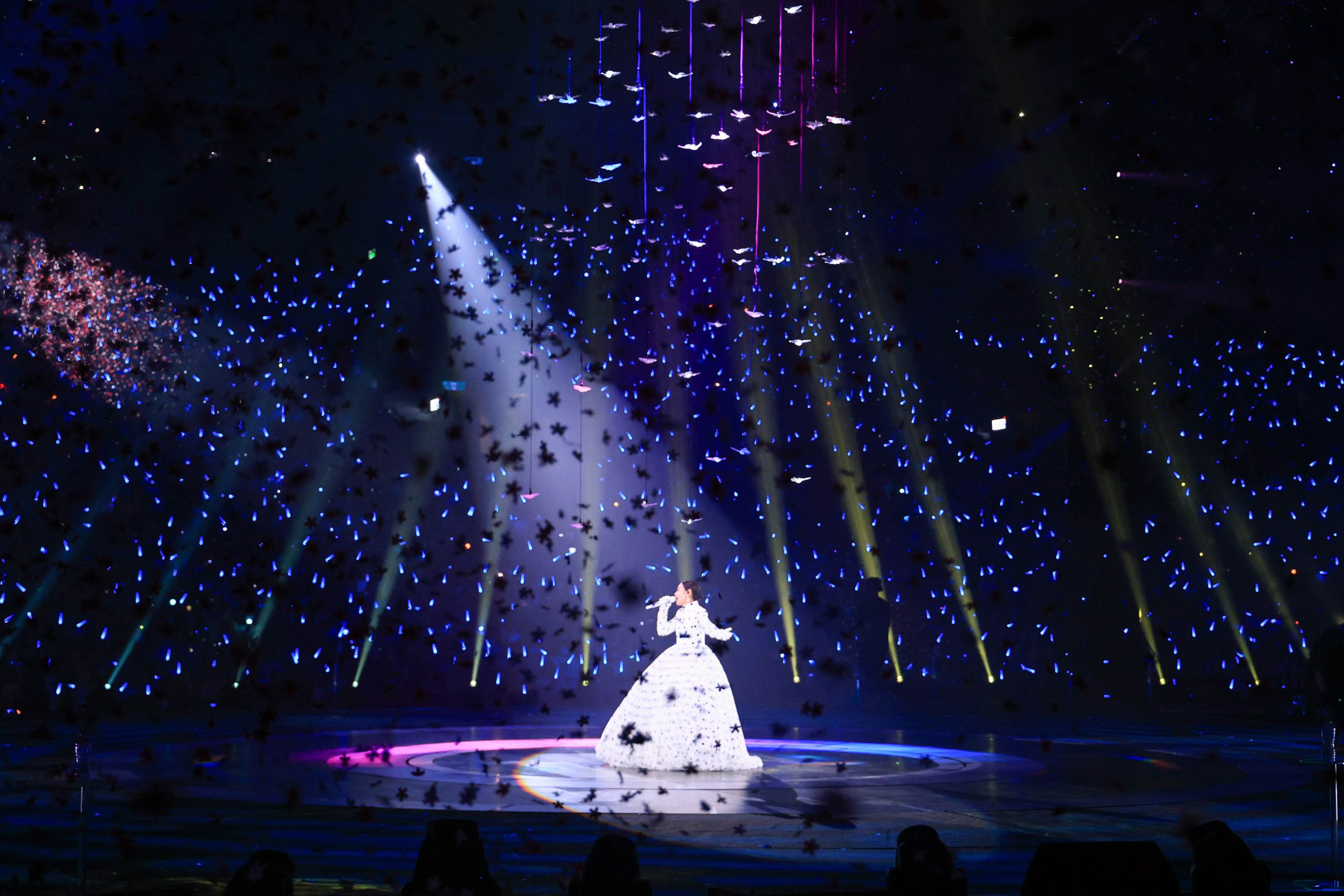 劉若英演唱新曲〈你從春天走來〉，浮空飛鳥伴飛，呼應歌詞中萬物可愛、自由自在的氛圍。（圖／相信音樂提供）