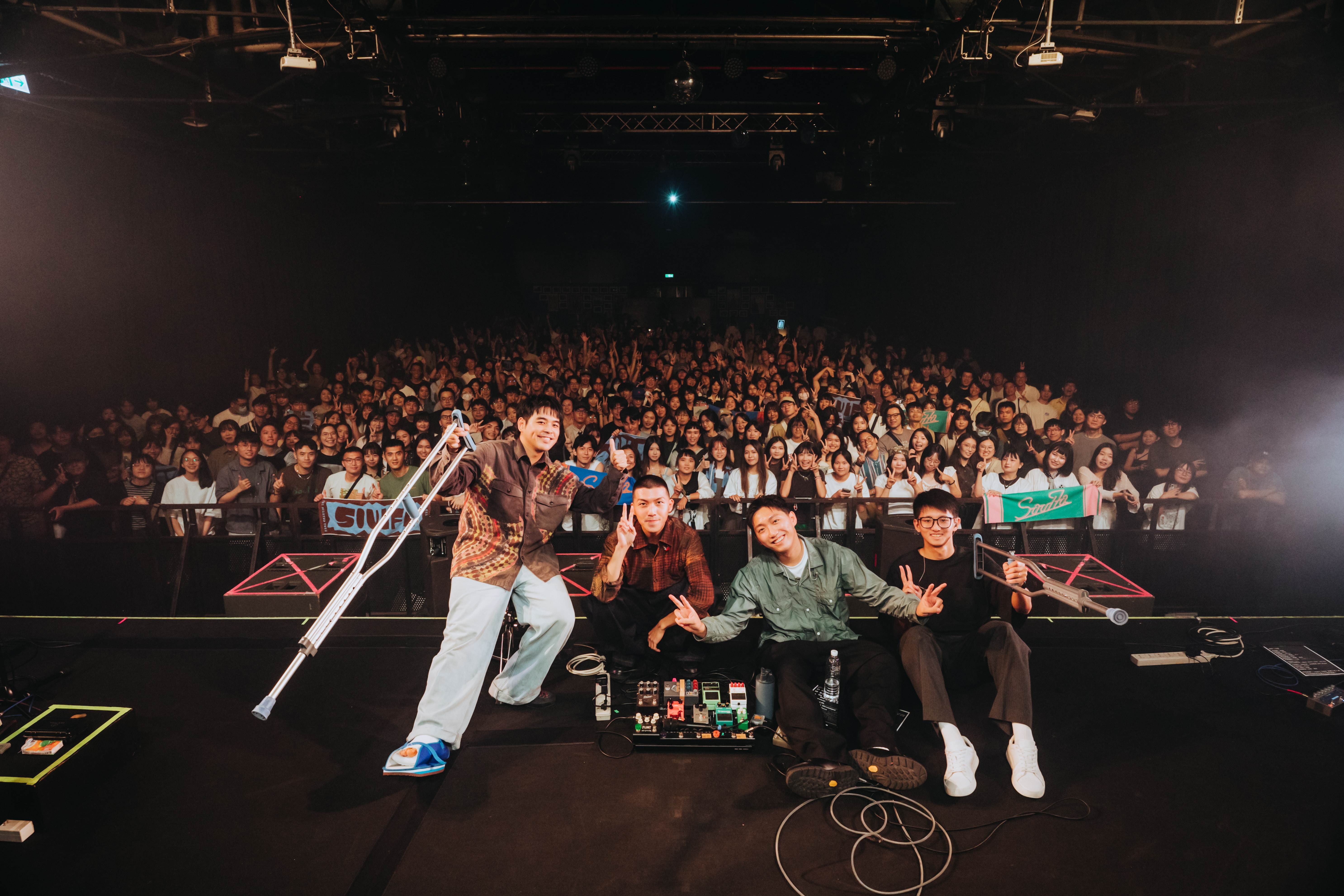 靈魂沙發與歌迷大合照；左起Poopoo、本山、亨利 與鼓手。（圖／放飛音樂提供）