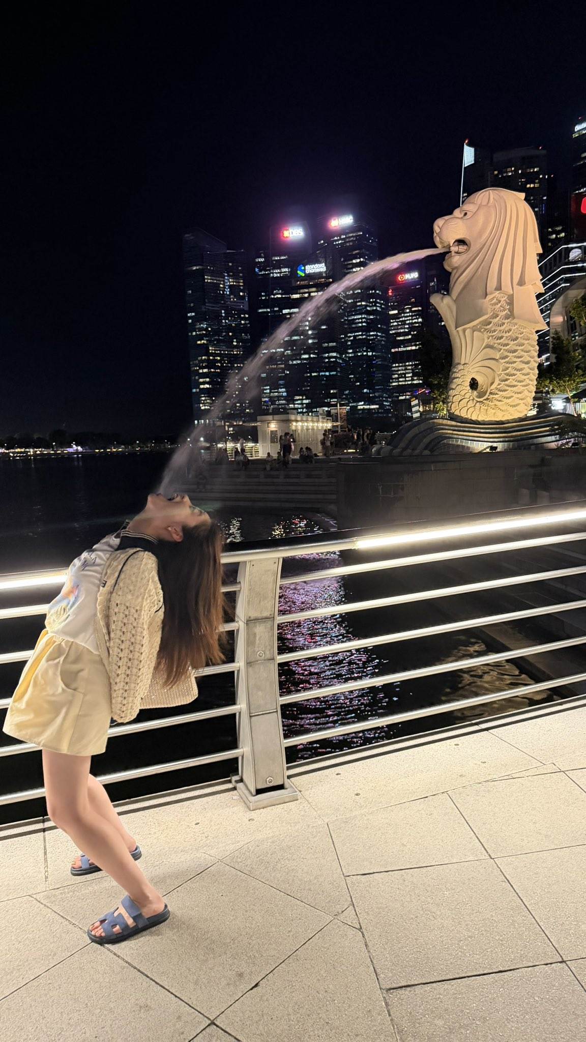 橋本環奈和魚尾獅的「借位接水照」。（圖／翻攝自橋本環奈 X）