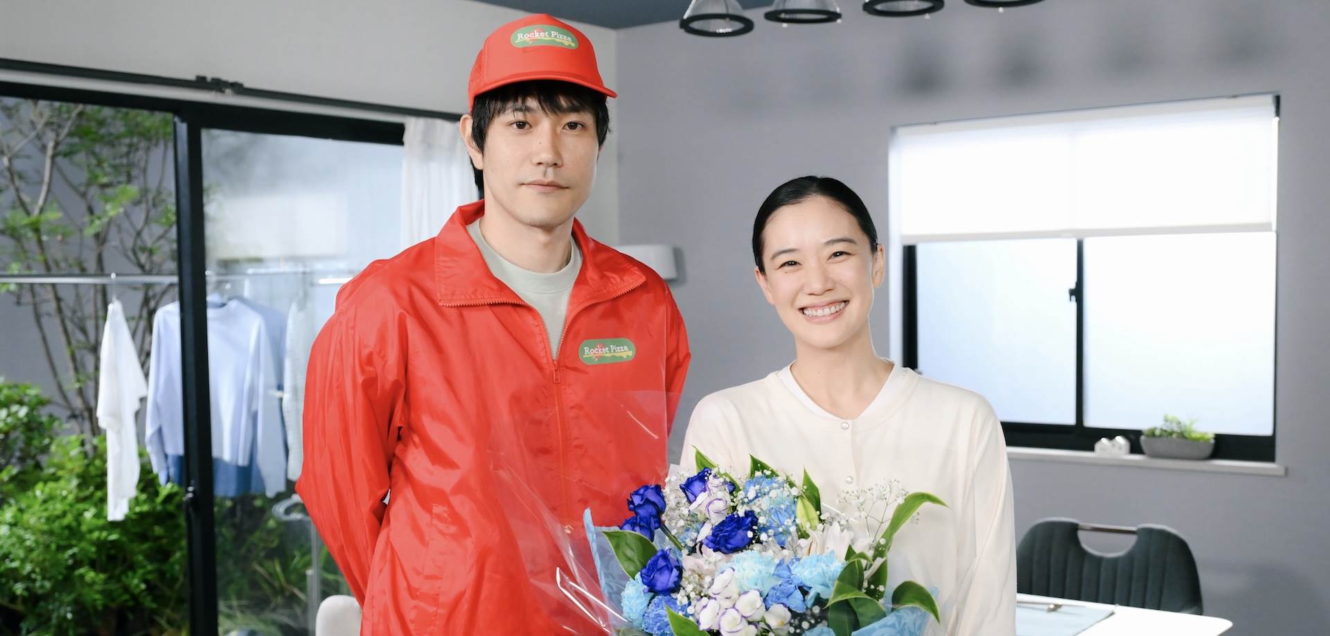 <a href='https://ent.ebc.net.tw/search/tags/日劇/' target='_blank'>日劇</a>《直到T恤乾了為止》松山研一、蒼井優殺青花絮照。（圖／翻攝自官方X）