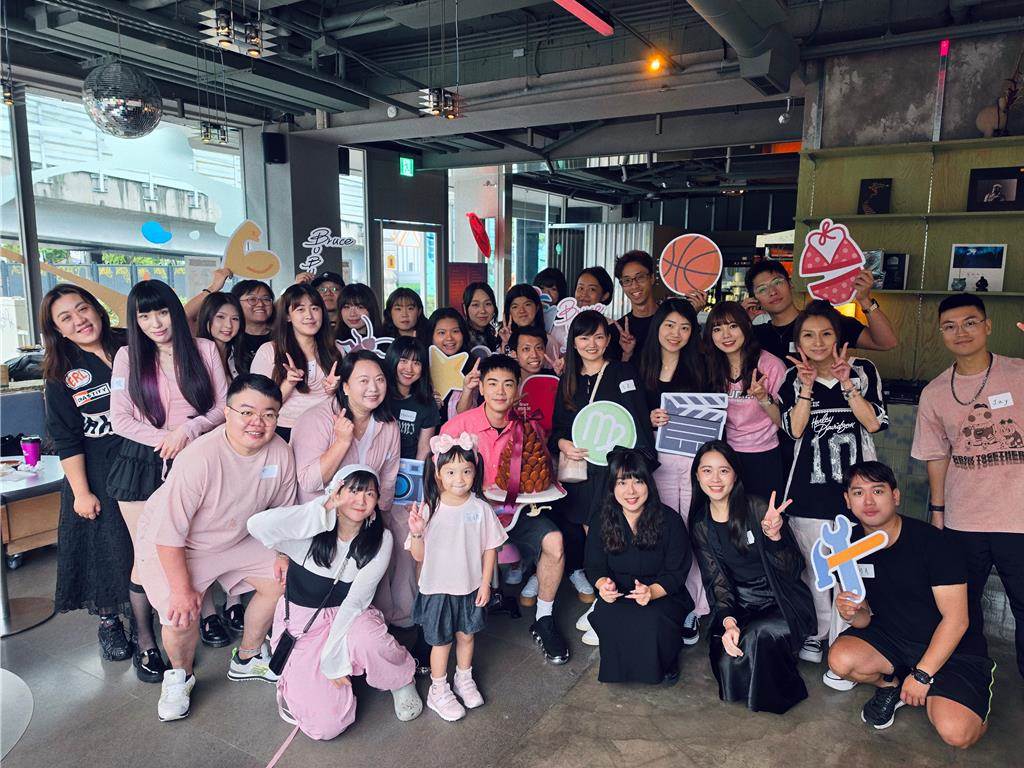 禾浩辰生日會和粉絲合照。（圖／快樂成長娛樂提供）