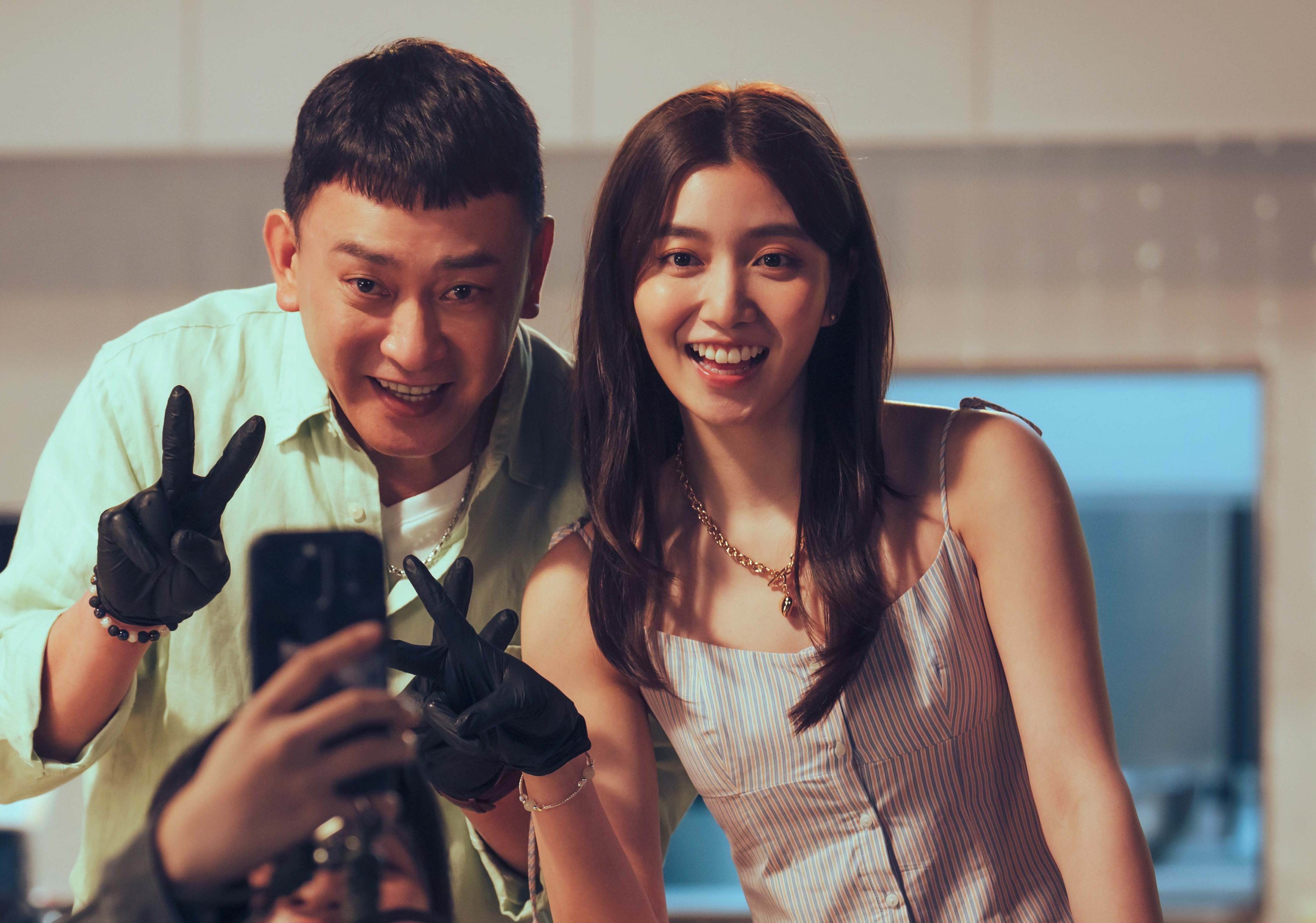 王識賢與陳怡佳在電影《網紅老爸》裡面飾演父女。（圖／曼尼娛樂提供）