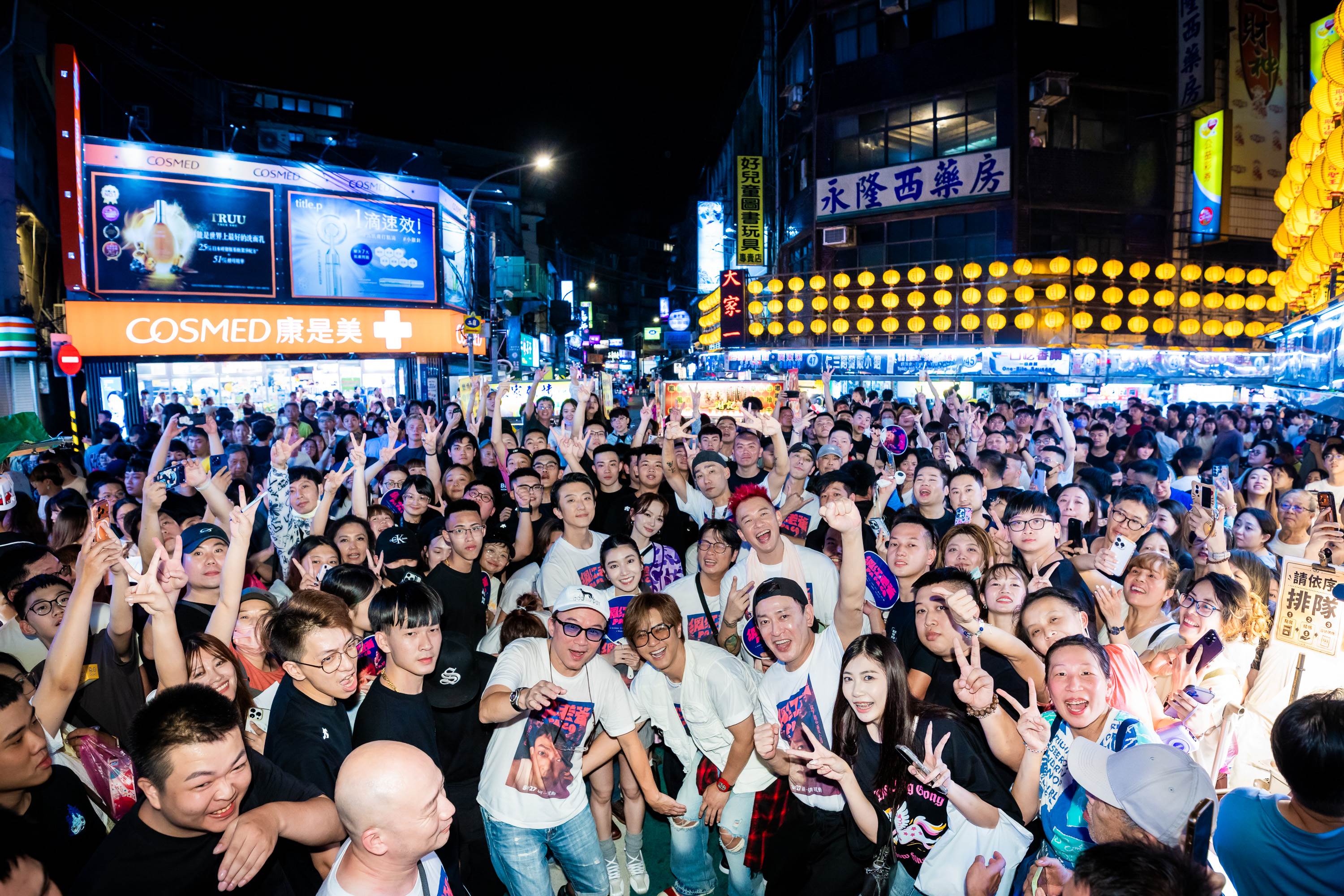 《網紅老爸》團隊第三週宣傳來到基隆廟口夜市掃街。（圖／曼尼娛樂）