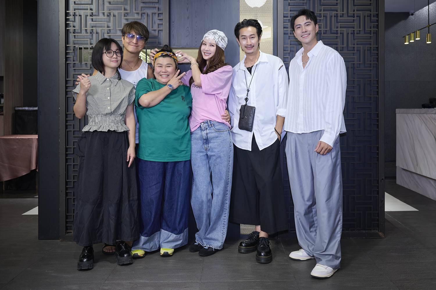 主演齊出席公視《媽的發財金》殺青酒,嚴正嵐(左起)、王少偉、林美秀、安心亞、Darren 邱凱偉、潘君侖。(圖/公視)