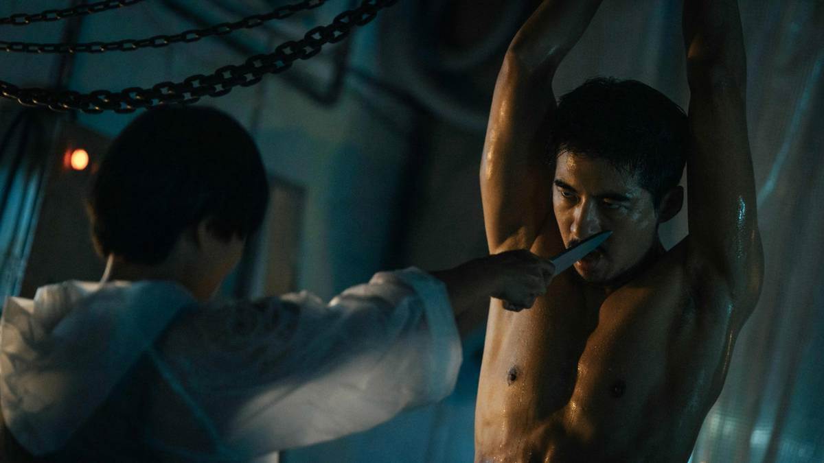 傅孟柏在《回魂計》中慘遭凌虐。（圖／Netflix）
